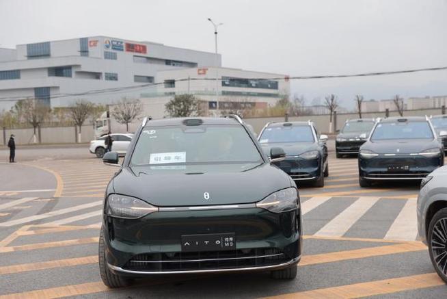 赛力斯开启问界M9交付 智慧工厂赋能，重塑豪华新能源SUV新标杆